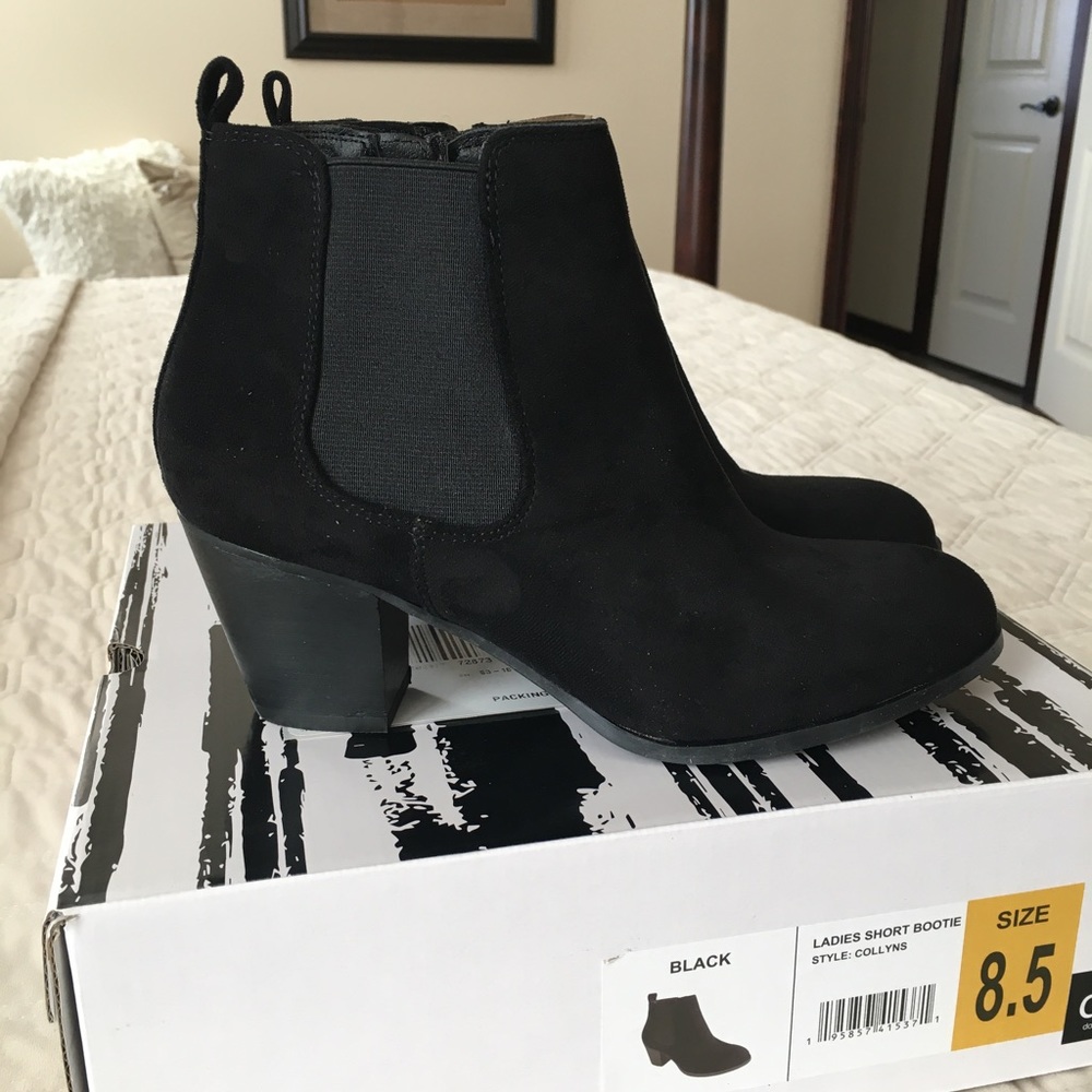 NIB Dolce Vita black faux suede booties. Sz 8.5